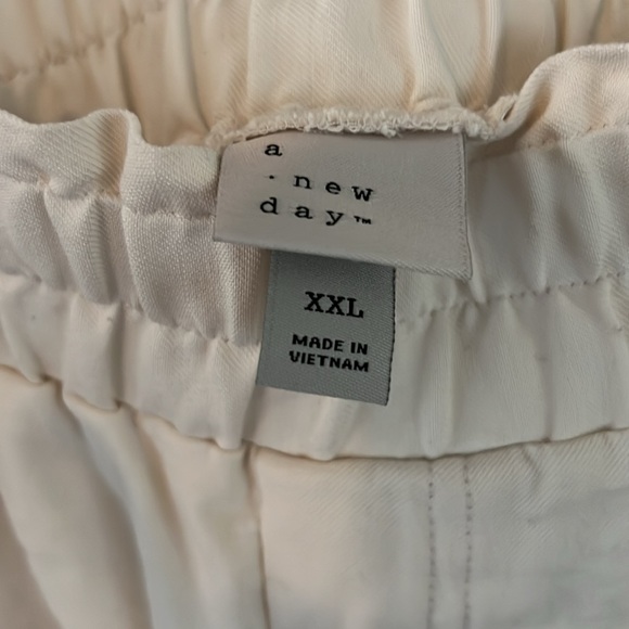 Super cute off white linen pants with large loose front pockets - Picture 4 of 4